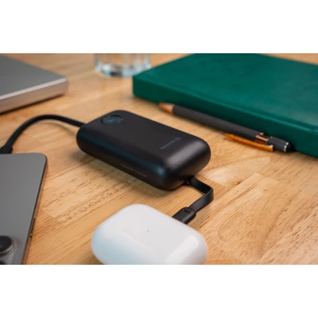 Baterie externă SWISSTEN VOLTBOX 35W 10000 mAh cu cabluri încorporate USB-C și Lightning, neagră