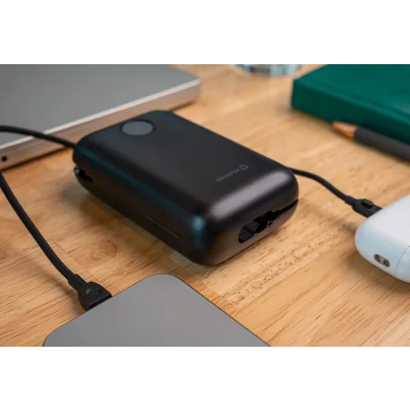 Baterie externă SWISSTEN VOLTBOX 35W 30000 mAh cu cabluri încorporate USB-C și Lightning, neagră