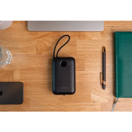 Baterie externă SWISSTEN VOLTBOX 35W 30000 mAh cu cabluri încorporate USB-C și Lightning, neagră
