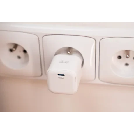 Încărcător de călătorie SWISSTEN GaN 1x USB-C 20W Alimentare Alb + Cablu de date USB-C/USB-C 1.2 M Alb