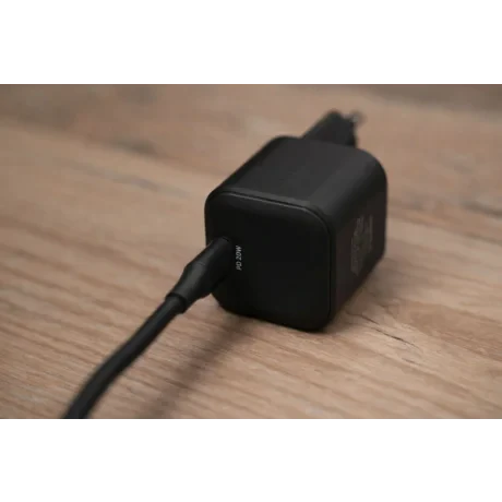 Încărcător de călătorie SWISSTEN GaN 1x USB-C 20W Alimentare Negru + Cablu de date USB-C/USB-C 1.2 M Negru