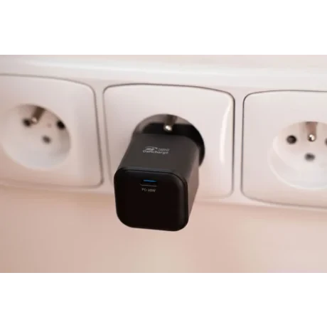 Încărcător de călătorie SWISSTEN GaN 1x USB-C 20W Alimentare Negru + Cablu de date USB-C/USB-C 1.2 M Negru