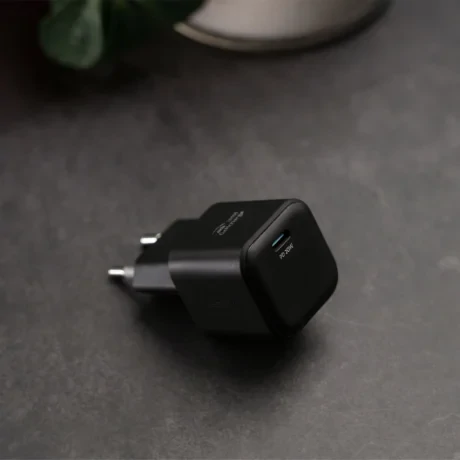 Încărcător de călătorie SWISSTEN GaN 1x USB-C 20W Alimentare Negru + Cablu de date USB-C/USB-C 1.2 M Negru
