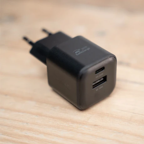 Încărcător de călătorie SWISSTEN GaN 1x USB-C 20W PD + 1x USB-A 18W QC NEGRU