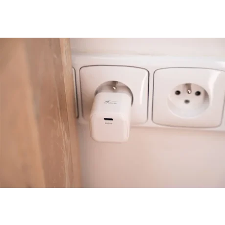 Încărcător de călătorie SWISSTEN GaN 1x USB-C 35W Alimentare Alb + Cablu de date USB-C/LIGHTNING 1.2M Alb