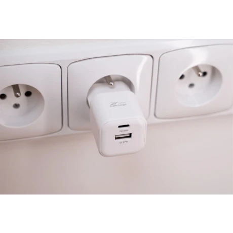 Încărcător de călătorie SWISSTEN GaN 1x USB-C 35W PD + 1x USB-A 27W QC ALB
