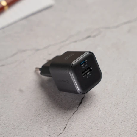 Încărcător de călătorie SWISSTEN GaN 1x USB-C 35W PD + 1x USB-A 27W QC NEGRU