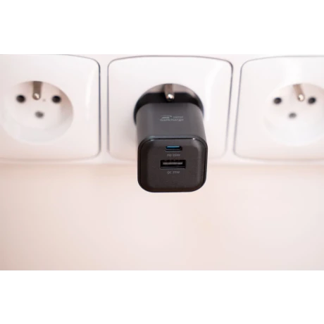 Încărcător de călătorie SWISSTEN GaN 1x USB-C 35W PD + 1x USB-A 27W QC NEGRU