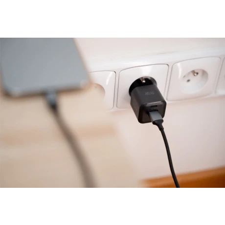 Încărcător de călătorie SWISSTEN GaN 1x USB-C 35W PD + 1x USB-A 27W QC NEGRU