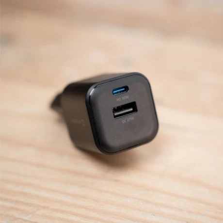 Încărcător de călătorie SWISSTEN GaN 1x USB-C 35W PD + 1x USB-A 27W QC NEGRU