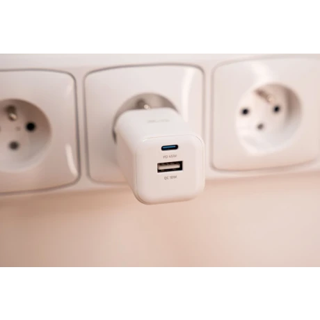 Încărcător de călătorie SWISSTEN GaN 1x USB-C 45W PD + 1x USB-A 18W QC ALB