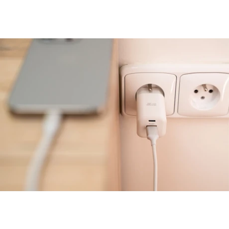 Încărcător de călătorie SWISSTEN GaN 1x USB-C 45W PD + 1x USB-A 18W QC ALB